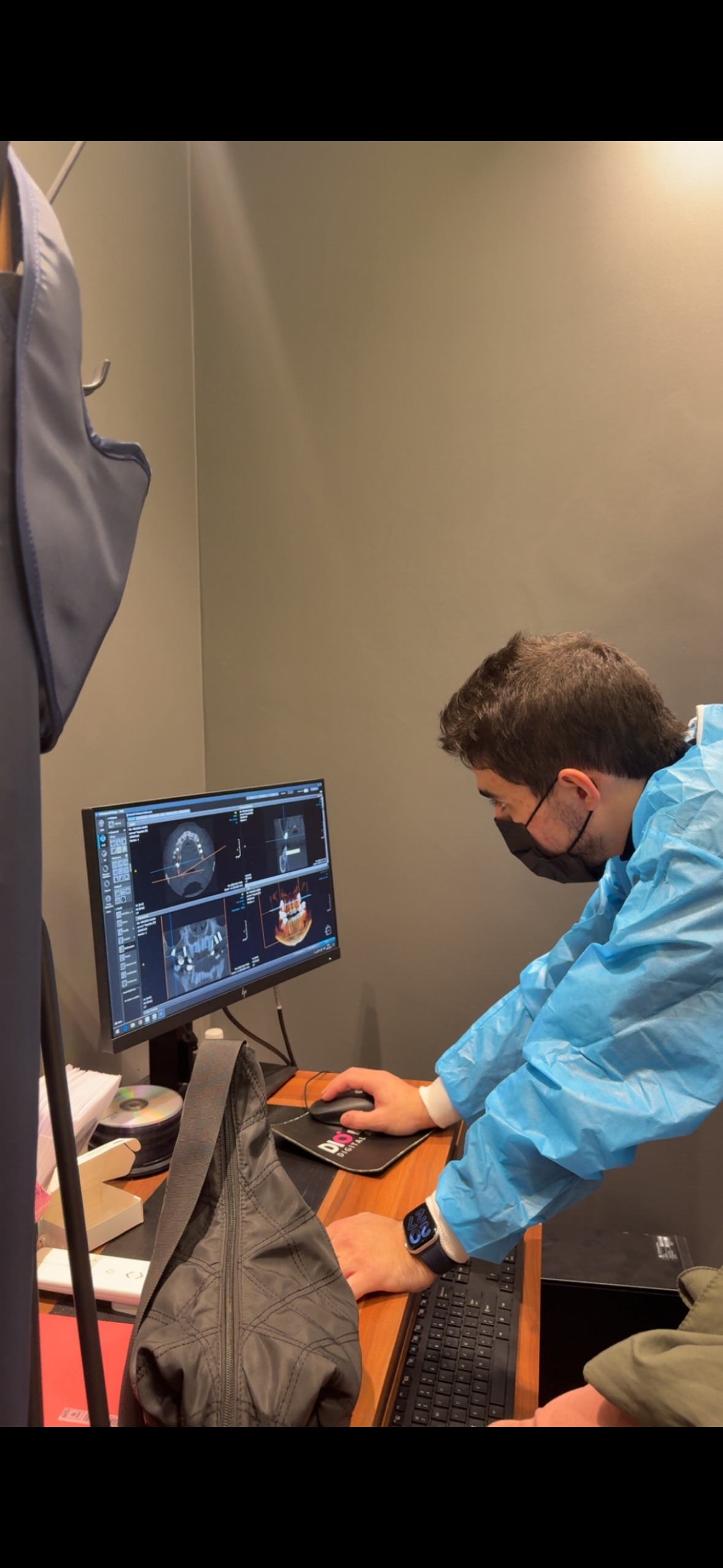 Dr. Saleh Albakri 3 boyutlu tomografi üzerinde implant planlaması yaparken